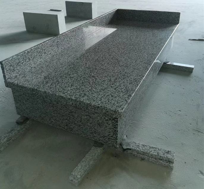 Countertop Granit Kelabu Dengan Percikan Belakang