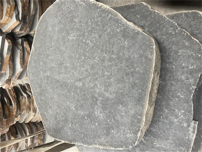 Penurap Batu Bendera Sekitar Kolam