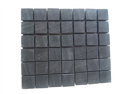Kiub granit hitam pada mesh